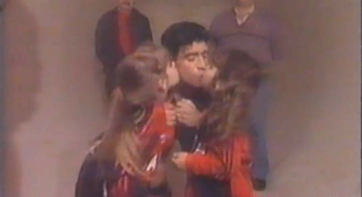 Diego es saludado por Dalma y Giannina. Su regreso al f&uacute;tbol argentino ya era una realidad.