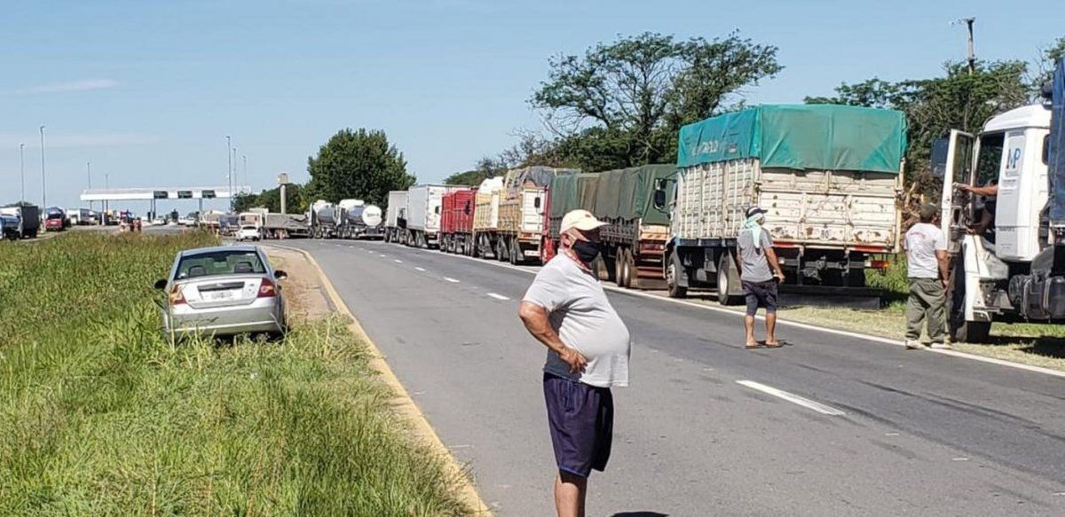 Transportistasautoconvocados en Córdoba flexibilizaron los cortes. En Santa Fe el gobiernoprovincial ordenó levantar los que se realicen en territoriosantafesino.