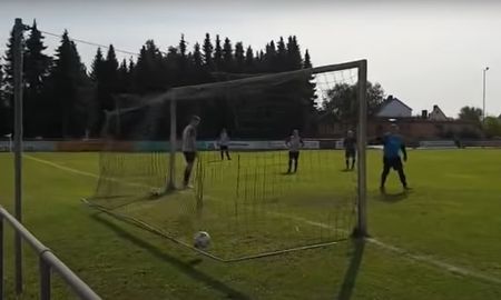 Los jugadores del SV Holdenstedt II habían tenido contacto con un caso de coronavirus y los del Ripdrof/Molzen II se dejaron golear para evitar el contacto. Los jugadores del SV Holdenstedt II habían tenido contacto con un caso de coronavirus y los del Ripdrof/Molzen II se dejaron golear para evitar el contacto.
