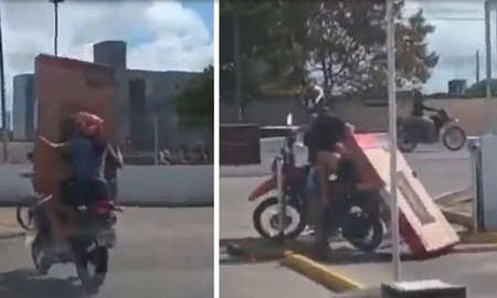 Video viral: llevaban un televisor gigante en la moto y se les cayó. Video viral: llevaban un televisor gigante en la moto y se les cayó.