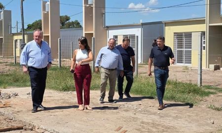 En Hersilia se realizó el sorteo de 10 viviendas construidas por administración comunal, en el marco de programas habitacionales de la provincia de Santa Fe. En Hersilia se realizó el sorteo de 10 viviendas construidas por administración comunal, en el marco de programas habitacionales de la provincia de Santa Fe.