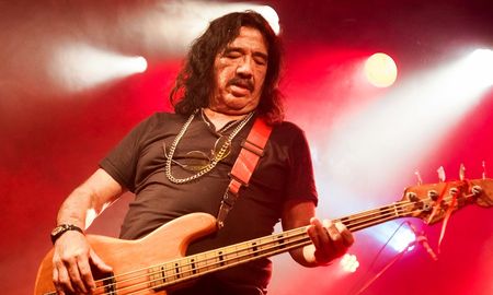 Medina, bajista, cantante y miembro fundador de Manal estuvo internado desde el 27 de marzo hasta el 9 de abril luchando contra una deficiencia renal crónica. Medina, bajista, cantante y miembro fundador de Manal estuvo internado desde el 27 de marzo hasta el 9 de abril luchando contra una deficiencia renal crónica.