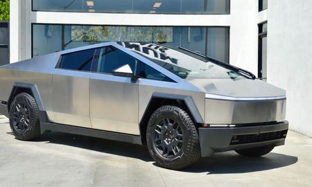 Con tres versiones a elegir, el Tesla Cybertruck ofrece diferentes opciones para adaptarse a las necesidades de los usuarios. Con tres versiones a elegir, el Tesla Cybertruck ofrece diferentes opciones para adaptarse a las necesidades de los usuarios.