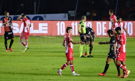 Las postales del clásico santafesino de este domingo. Las postales del clásico santafesino de este domingo.