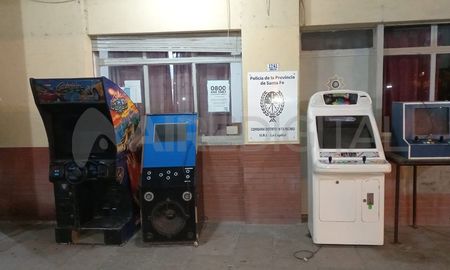 Fuentes policiales informaron que tras varios avisos telefónicos, los uniformados se hicieron presentes en un local ubicado en Dr. Sayago al 300 de la vecina localidad, donde constataron que se desarrollaba un encuentro con, al menos, 40 asistentes.