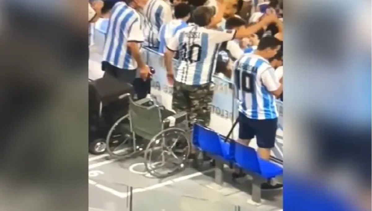 Fueron en silla de ruedas a ver la Selección y terminaron cantando parados