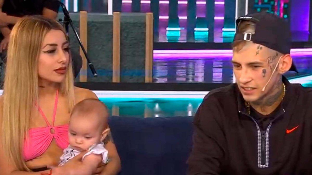 El cantante visitó el programa de Moria Casán junto a su pareja y su hija de cinco meses