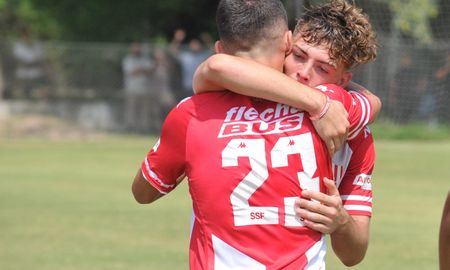 Festejo de gol de Jerónimo Domina con Mateo Del Blanco, dos jugadores que ingresaron desde el banco de suplentes. Foto: Club Unión. Festejo de gol de Jerónimo Domina con Mateo Del Blanco, dos jugadores que ingresaron desde el banco de suplentes. Foto: Club Unión.
