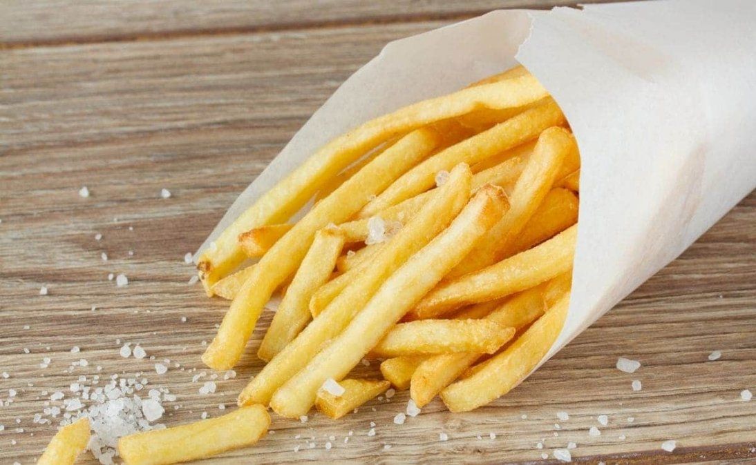 Existen algunas alternativas saludables para cocinar papas fritas sin aceite, evitando un exceso de ingesta de calorías y grasas.