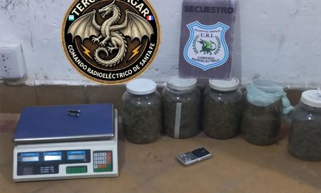 Marihuana en frascos y balanzas, el resultado del procedimiento policial. Marihuana en frascos y balanzas, el resultado del procedimiento policial.