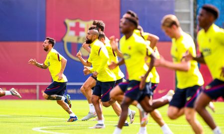 Tras seis días de vacaciones en Ibiza, Lionel Messi volvió a entrenar con el Barcelona de cara al cruce por Champions League ante Napoli. Tras seis días de vacaciones en Ibiza, Lionel Messi volvió a entrenar con el Barcelona de cara al cruce por Champions League ante Napoli.