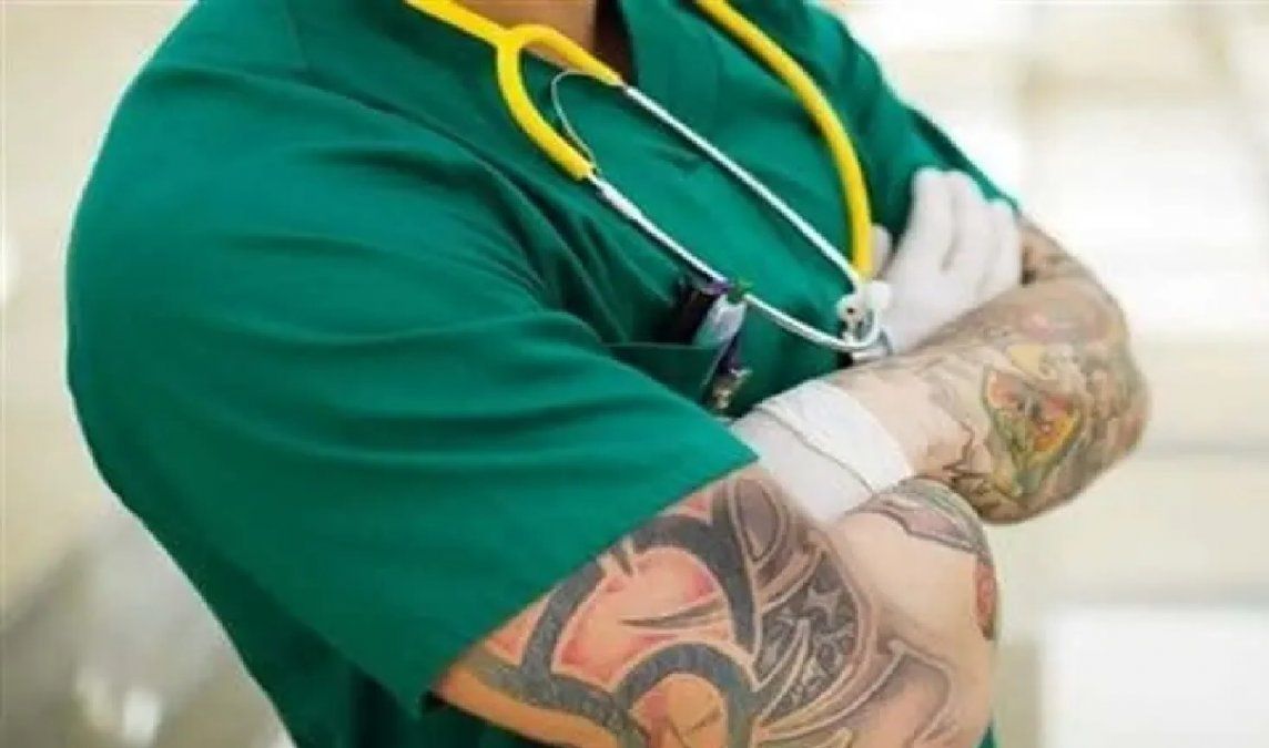 Una mujer le escribió al papá de una compañera de su hija y le pidió que cambie su foto de WhatsApp: Es para evitar problemas con los esposos de las demás