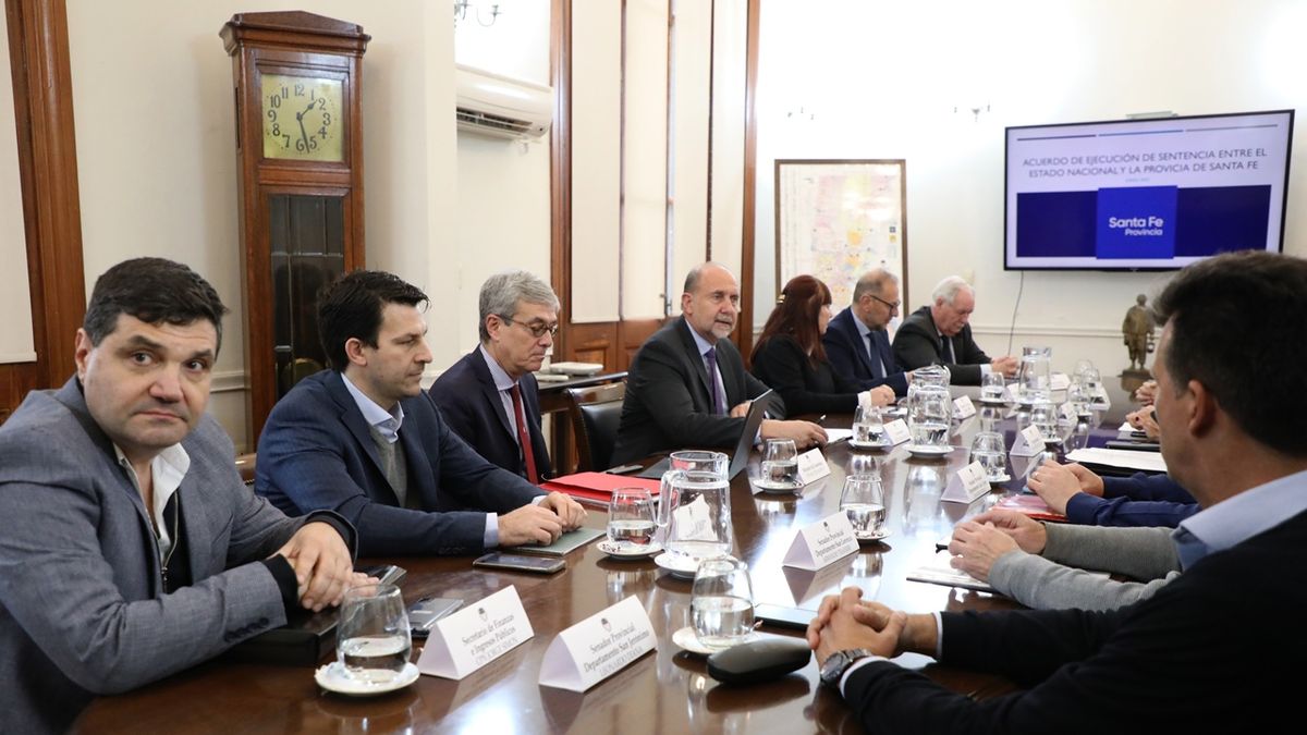 El gobernador Perotti y el ministro Agosto dieron detalles ante los legisladores sobre los acuerdos con la Nación.