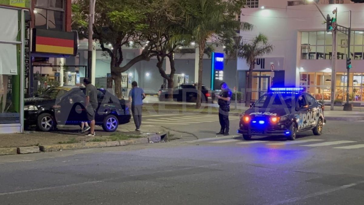 Recoleta: un taxista atropelló una vidriera