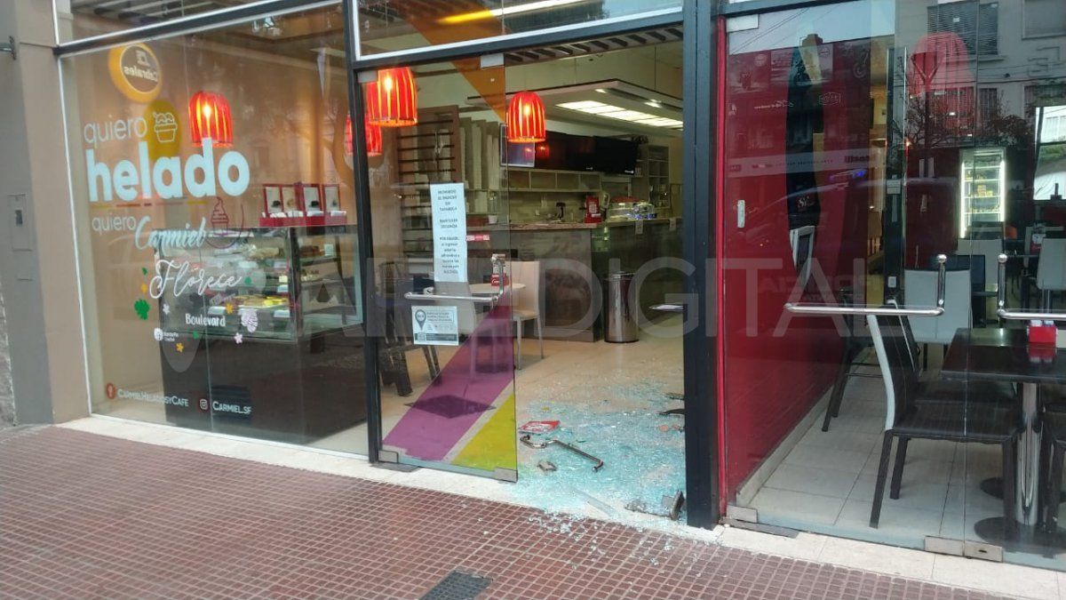 Por segunda vez en cuatro días rompieron la vidriera y robaron en la heladería y cafetería Carmiel