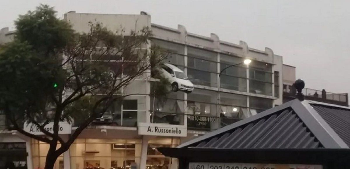 quedó atrapado en camioneta colgada de un tercer piso