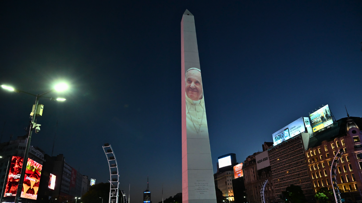 La imagen se observó en la noche del jueves tras un nuevo parte médico sobre la salud del sumo pontífice y de la entrega de cuerpos de la familia argentina secuestrada por Hamás.