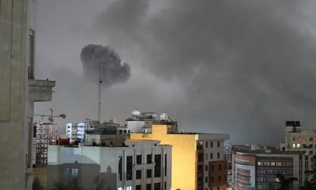 Densas columnas de humo en Teherán tras el ataque israelí a instalaciones estratégicas. Densas columnas de humo en Teherán tras el ataque israelí a instalaciones estratégicas.