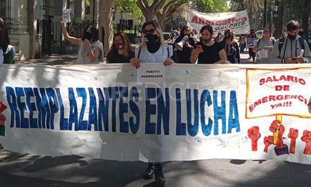 Este martes, los docentes reemplazantes de Santa Fe llevaron a cabo manifestaciones en distintos puntos de la provincia, en rechazo al veto del gobierno a la ayuda económica para el sector. Este martes, los docentes reemplazantes de Santa Fe llevaron a cabo manifestaciones en distintos puntos de la provincia, en rechazo al veto del gobierno a la ayuda económica para el sector.