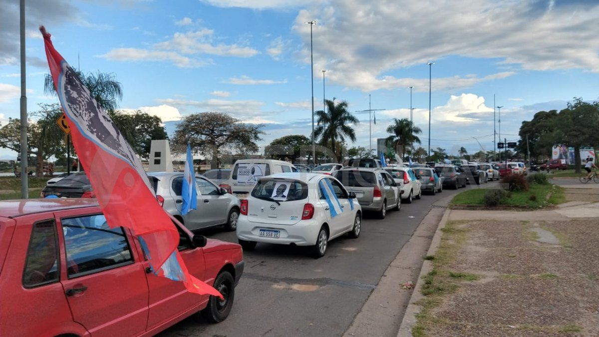 Un multitud de autos participó de la caravana por el Día de la memoria por la verdad y la justicia.