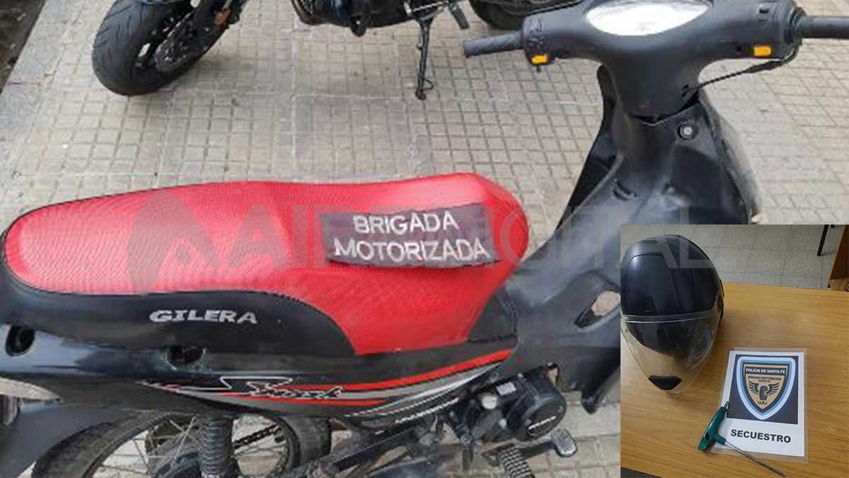 La moto que robó el ladrón de 21 años junto a la ganzúa que tenía escondida en la botamanga.