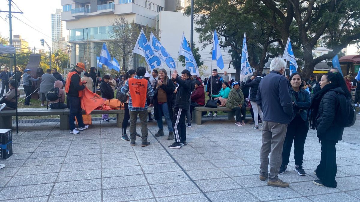 Los organizadores del foro plantearon además que el deterioro del sistema público no solo impacta en la atención médica, sino también en las condiciones laborales de los trabajadores de salud. Los organizadores del foro plantearon además que el deterioro del sistema público no solo impacta en la atención médica, sino también en las condiciones laborales de los trabajadores de salud.