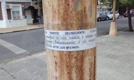 El cartel estaba pegado con cinta adhesiva en un poste de luz. El cartel estaba pegado con cinta adhesiva en un poste de luz.