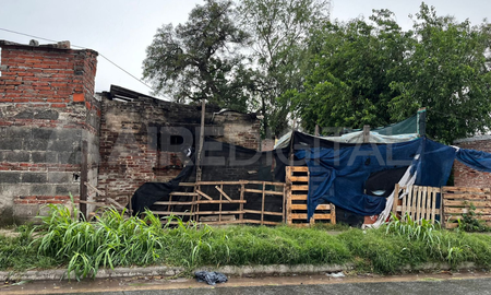 Una mujer prendió una vela, incendió la casa y sufrió quemaduras en el 40% de su cuerpo. Una mujer prendió una vela, incendió la casa y sufrió quemaduras en el 40% de su cuerpo.