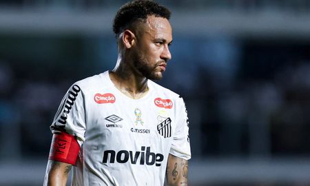 Neymar sufrió una lesión muscular y encendió las alarmas en Brasil antes del Mundial Neymar sufrió una lesión muscular y encendió las alarmas en Brasil antes del Mundial
