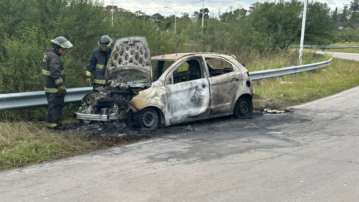 Auto incendiado en Circunvalación Oeste.