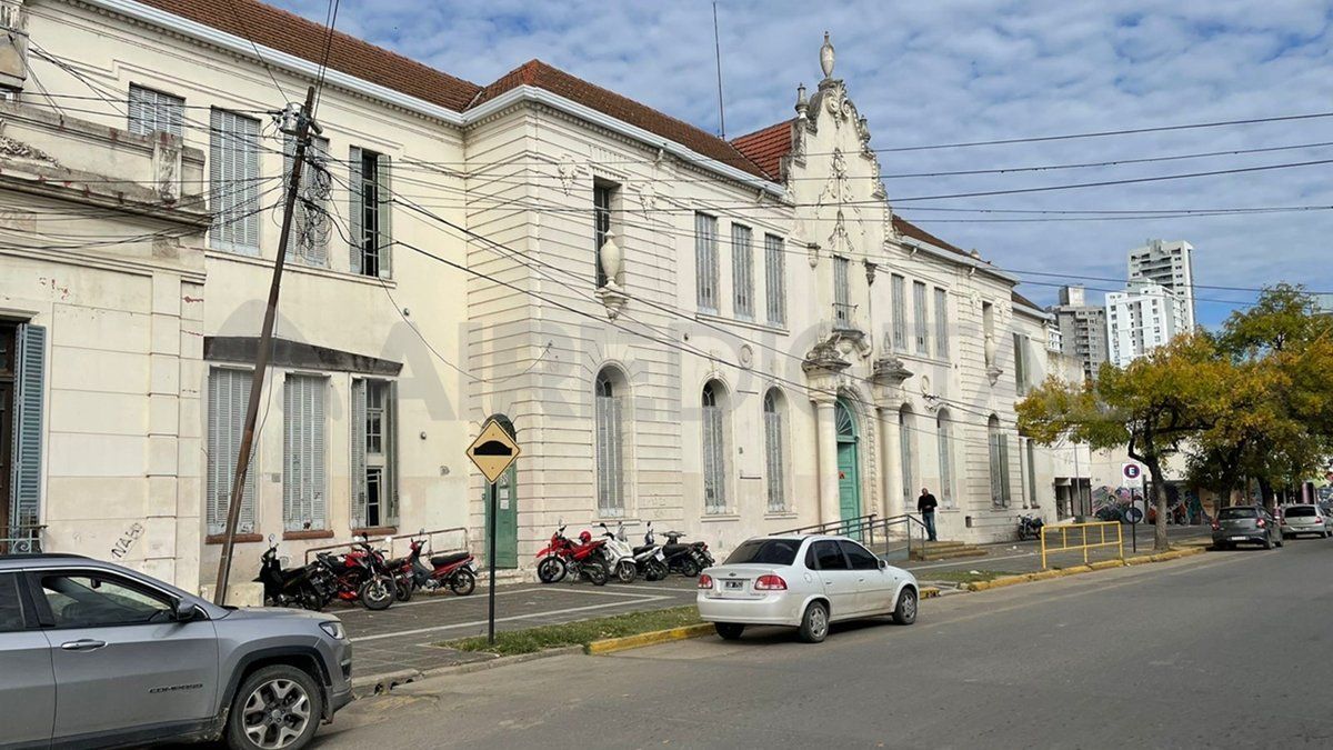 Actualmente, el instituto terciario comparte edificio con la escuela secundaria Almirante Brown.