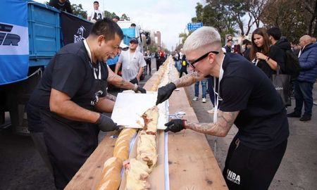 Cientos de personas avanzaron sobre las mesas y se llevaron porciones del gigantesco sándwich antes de que comenzara la entrega oficial en Avellaneda. Cientos de personas avanzaron sobre las mesas y se llevaron porciones del gigantesco sándwich antes de que comenzara la entrega oficial en Avellaneda.