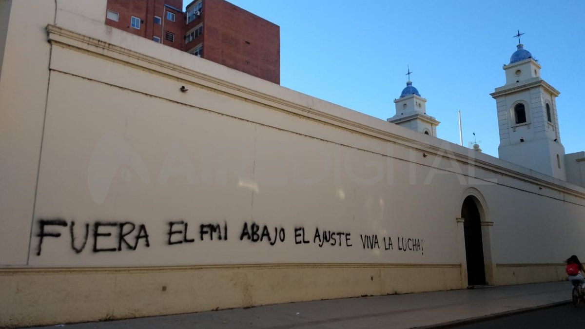 Los manifestantes escribieron en la pared de la Catedral Fuera el FMI
