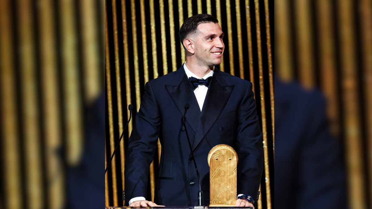 ¡El Dibu Martínez lo hizo de nuevo! Se alzó con el premio Lev Yashin y por segundo año seguido es el mejor arquero del mundo.