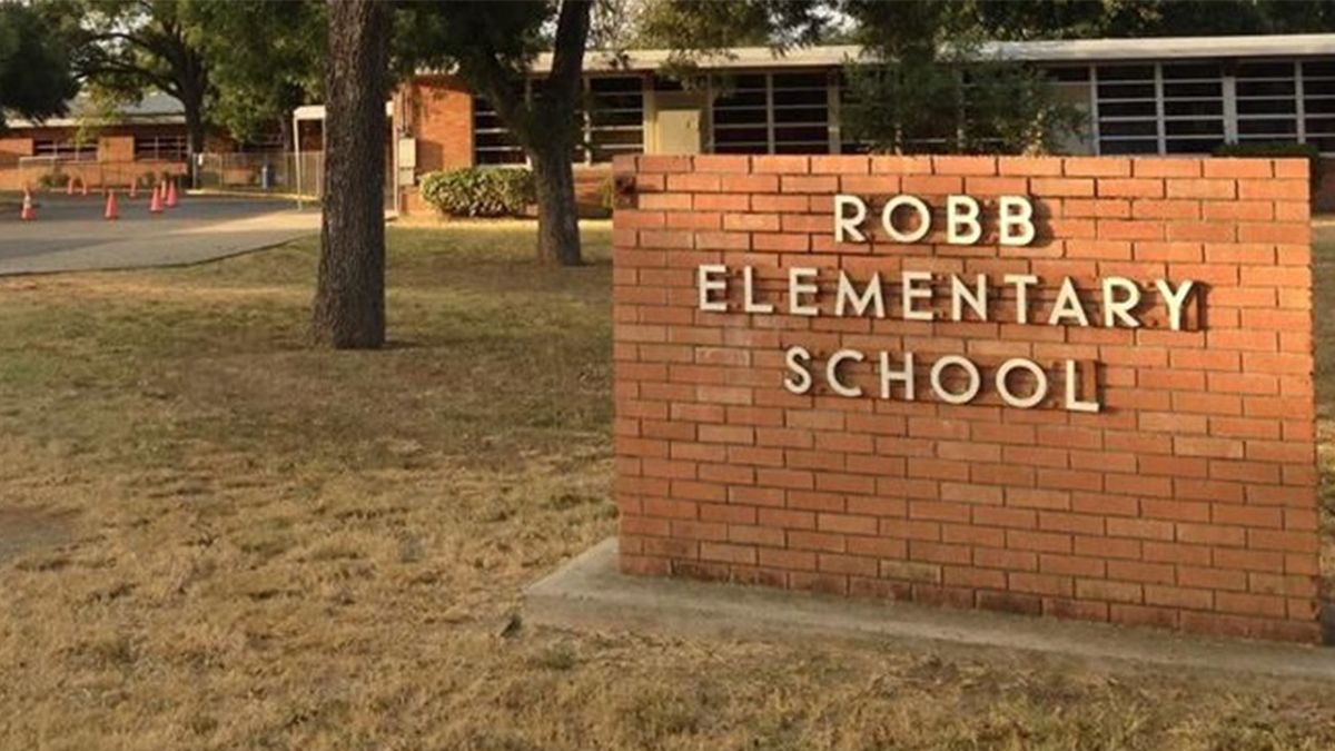 Según informó el Uvalde Memorial Hospital en su cuenta de la red social Facebook, ingresaron a su sala de emergencia