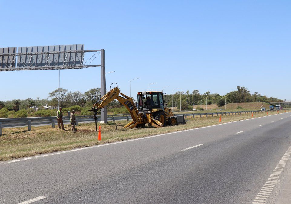 La maquinaría instala las bases de las columnas de iluminación.