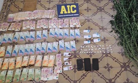 La AIC, se llevó a cabo un allanamiento en una vivienda en callde Moreno al 1600, donde se secuestró 124 gramos de cocaína en 45 envoltorios, marihuana fraccionada, 11 plantas de marihuana, dinero en efectivo (51.470 pesos) y 2 teléfonos celulares. La AIC, se llevó a cabo un allanamiento en una vivienda en callde Moreno al 1600, donde se secuestró 124 gramos de cocaína en 45 envoltorios, marihuana fraccionada, 11 plantas de marihuana, dinero en efectivo (51.470 pesos) y 2 teléfonos celulares.