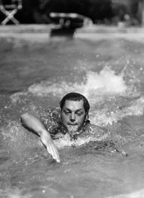El 9 de julio de 1922, Weissmüller se convirtió en el primer nadador de la historia que quebró la barrera del minuto en los 100 metros libre: registró 58”6/10, relegando a la anterior marca de 1’00”4/10 por casi dos segundos.