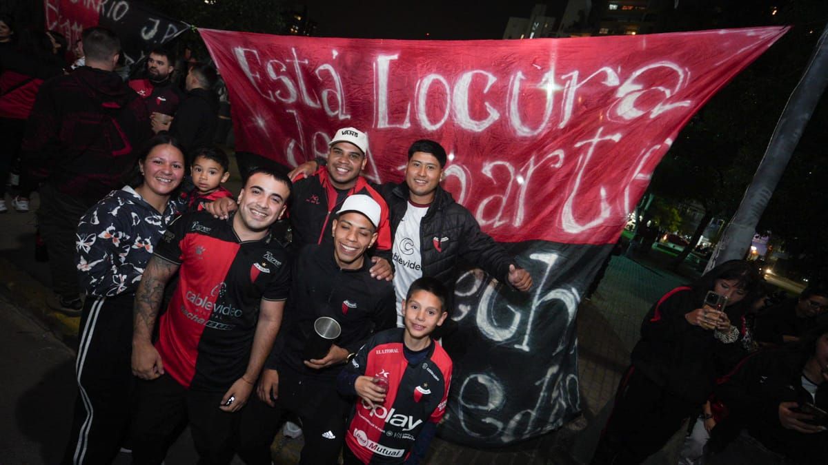 Los hinchas de Colón protagonizaron una masiva caravana por las calles de Santa Fe hacia la sede del club. Los hinchas de Colón protagonizaron una masiva caravana por las calles de Santa Fe hacia la sede del club.