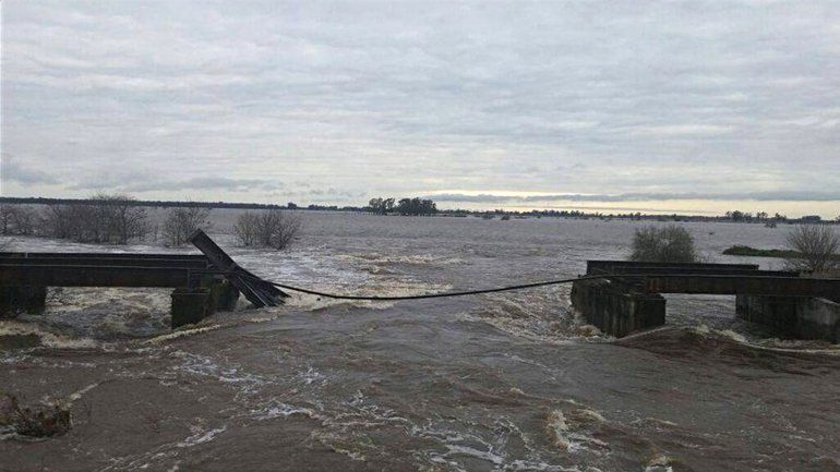 Arroyo Saladillo: la crecida del agua arrasó un puente ferroviario