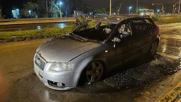 El auto incendiado es marca Audi y quedó sobre la colectora de la Ruta Provincial 1.