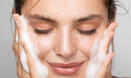 Cómo hacer un exfoliante casero para limpiar el rostro. Cómo hacer un exfoliante casero para limpiar el rostro.