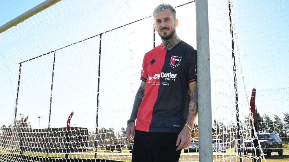 Darío Benedetto dijo que no le costó decidir ponerse la camiseta de Newell's. Darío Benedetto dijo que no le costó decidir ponerse la camiseta de Newell's.