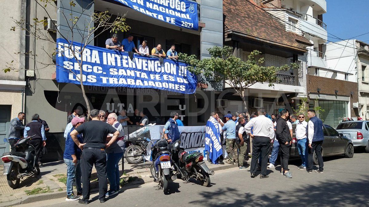 Delegados de la UTA Santa Fe se concentraron fuera de la sede ante conocer el resultado del fallo judicial.&nbsp;