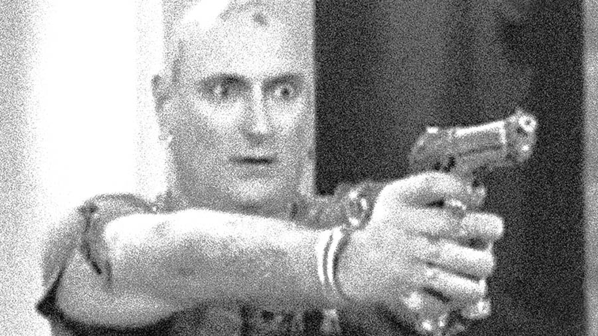 Se puede ver cuando el fallecido Fernando Peña sacó un arma en vivo