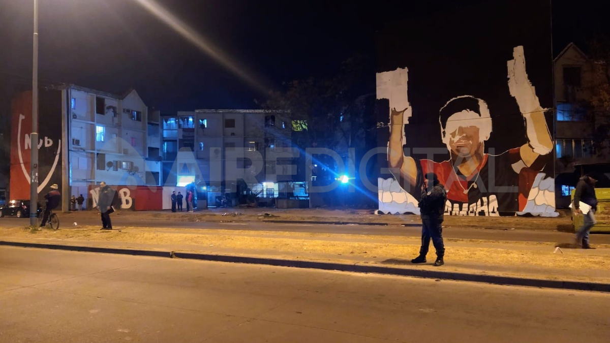 Dos personas resultaron heridas de bala este viernes cuando trabajaban en un mural de Diego Maradona y de Newells.