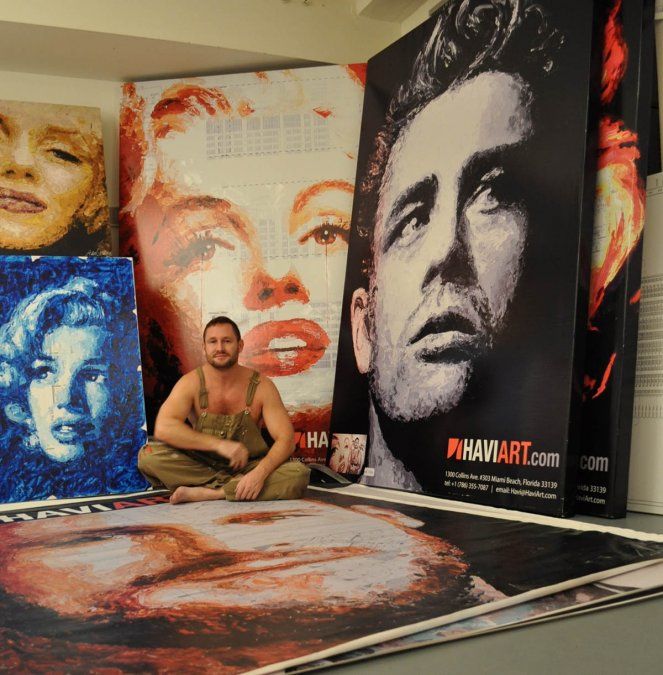 En la mayoría de sus pinturas puede verse detrás de los rostros las líneas de un plano de arquitectura.