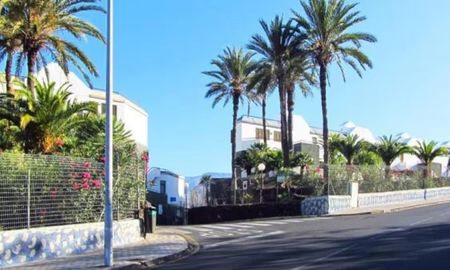 Hallaron sin vida a una joven argentina en un hotel de Tenerife, España. Hallaron sin vida a una joven argentina en un hotel de Tenerife, España.