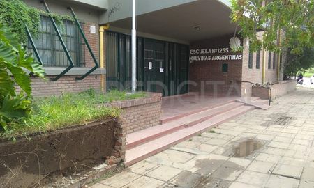 La escuela Malvinas Argentinas de barrio Las Flores sufrió las consecuencias de las fuertes precipitaciones que se registraron en la ciudad en los últimos días. La escuela Malvinas Argentinas de barrio Las Flores sufrió las consecuencias de las fuertes precipitaciones que se registraron en la ciudad en los últimos días.