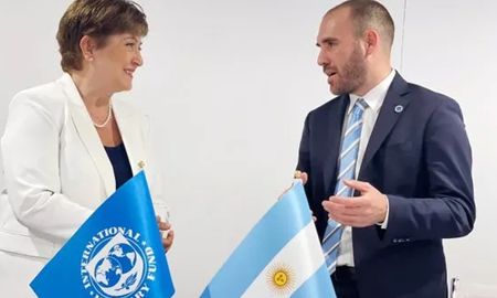 El acuerdo a 30 meses de la Argentina fue aprobado por el Directorio del FMI el 25 de marzo pasado. El acuerdo a 30 meses de la Argentina fue aprobado por el Directorio del FMI el 25 de marzo pasado.